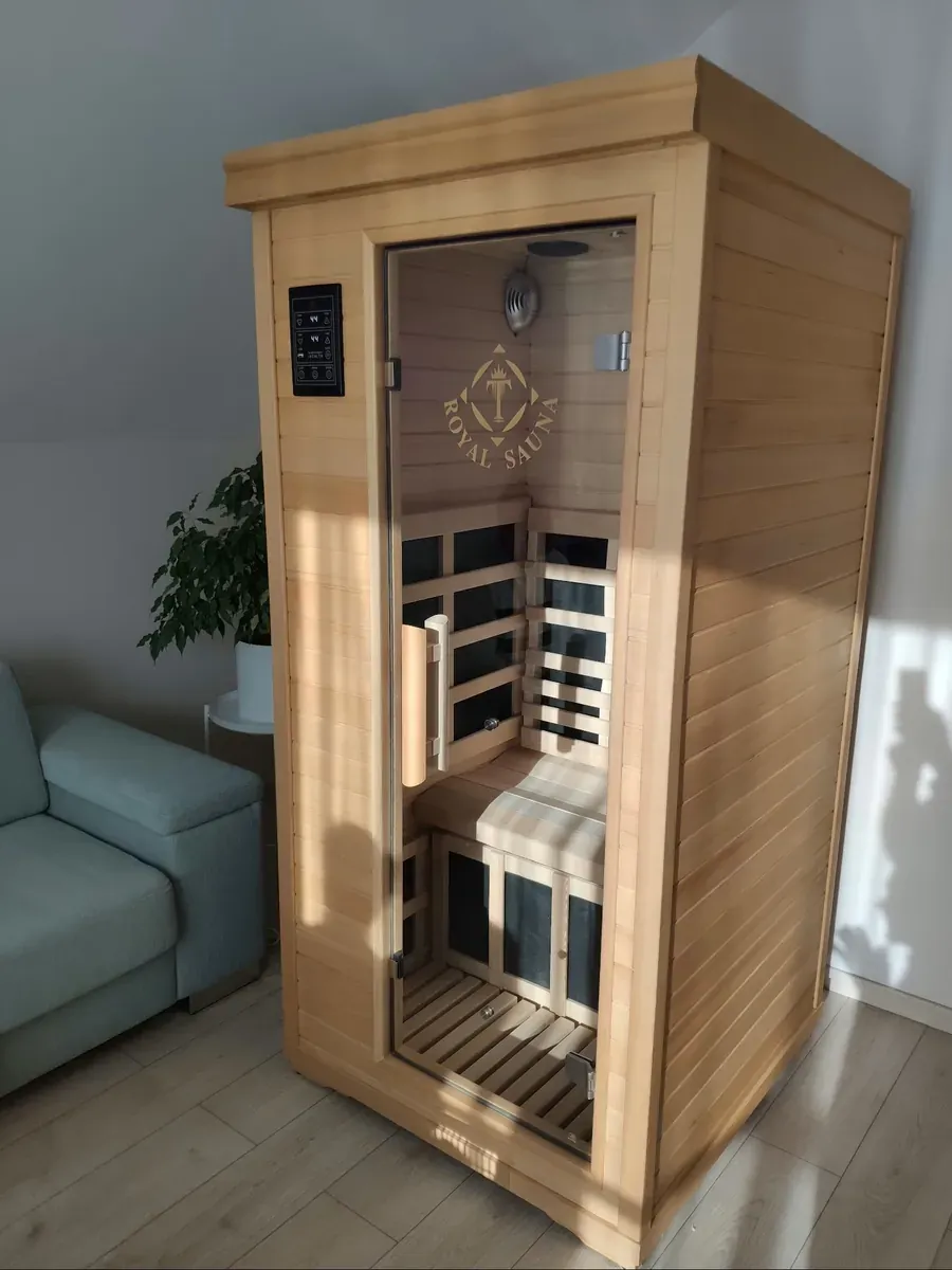 Infrasauna pro jednoho u zákazníka v obývacím pokoji vedle gauče