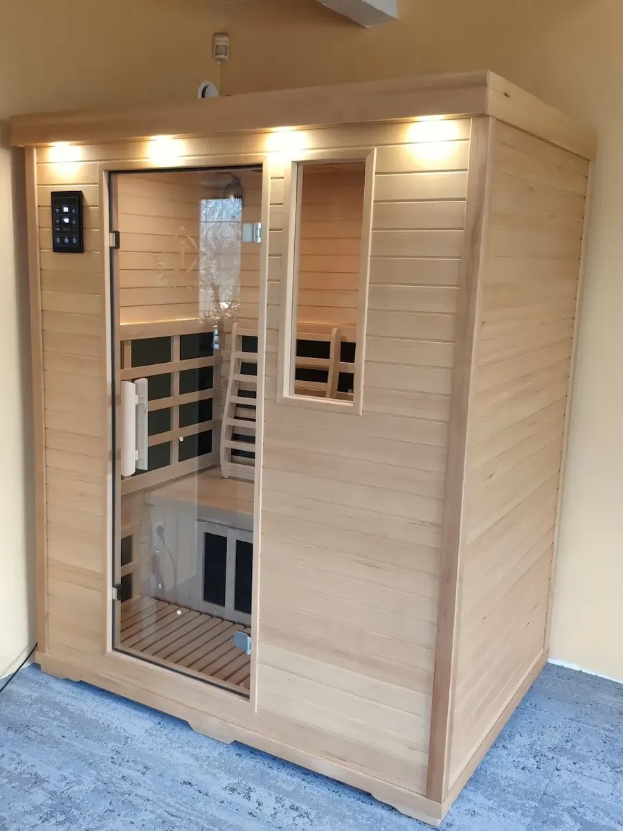 Infrasauna se zapnutými světly u zdi v pokoji zákazníka