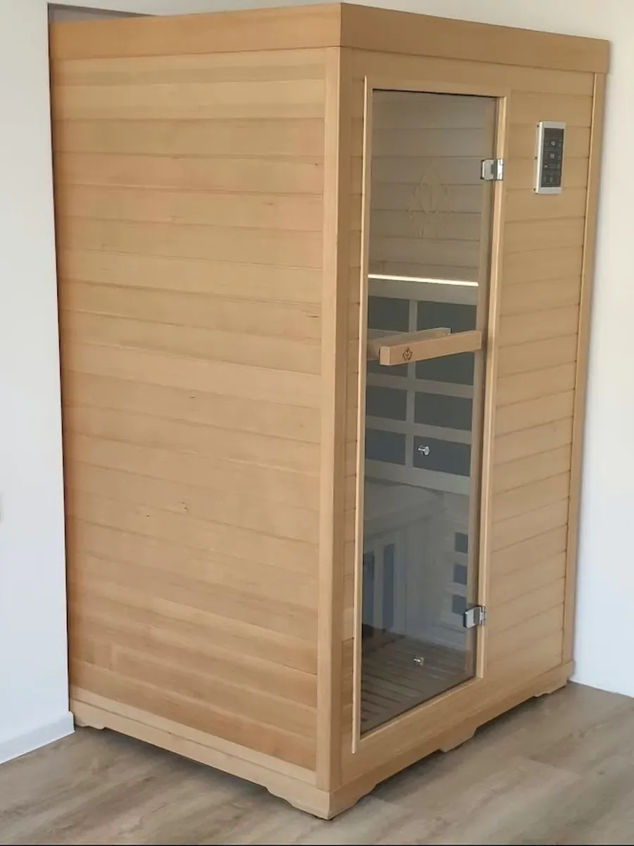 Infrasauna pro jednoho v rohu světlého pokoje u zákazníka