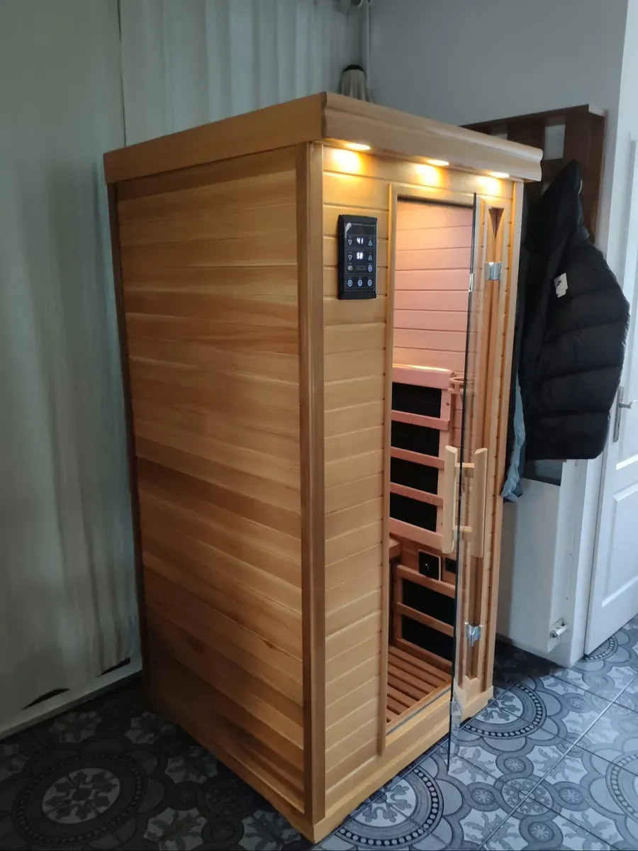 Infrasauna se světly u zákazníka doma, hned vedle dveří
