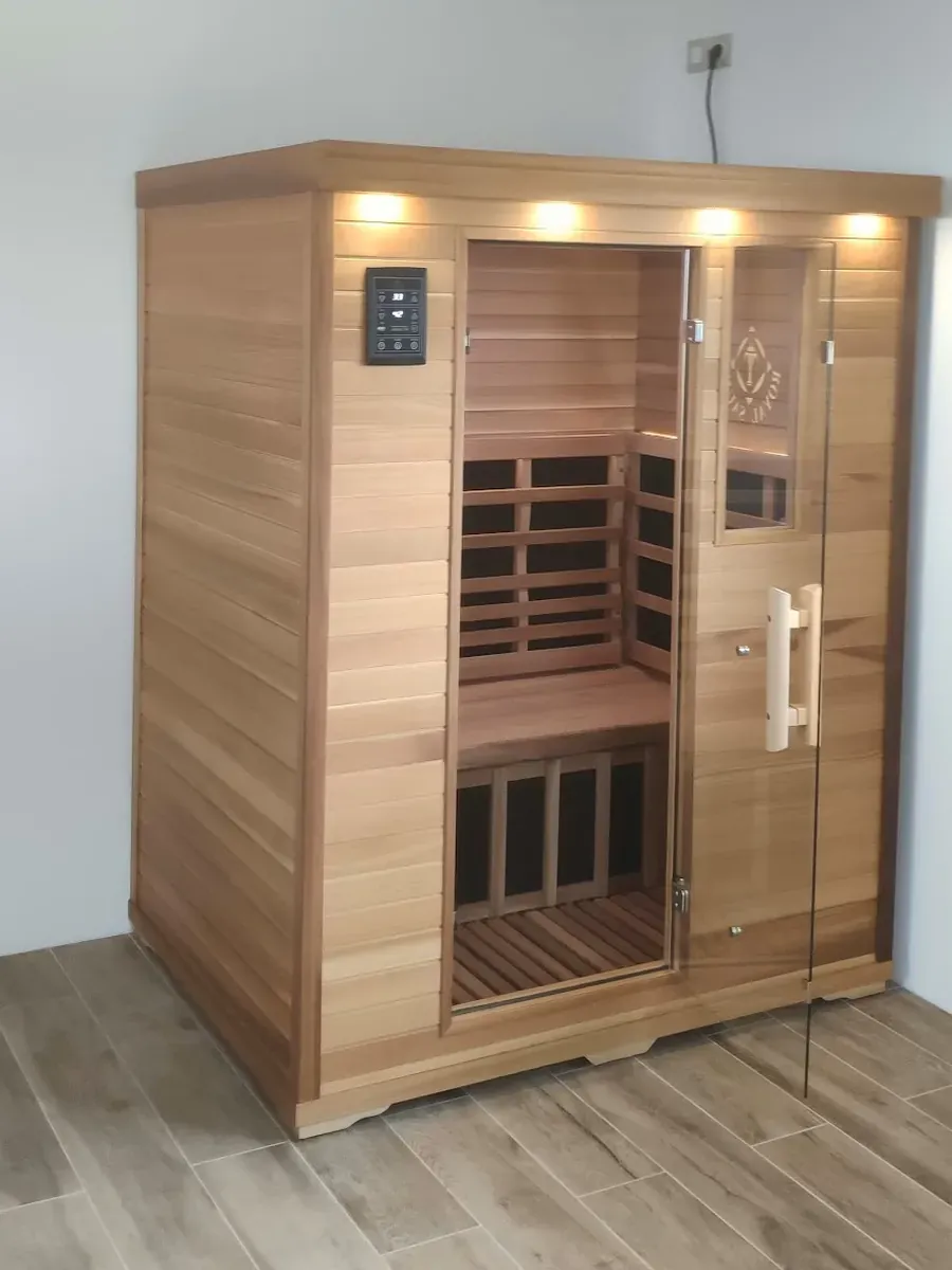Infrasauna se světly a prosklenými dveřmi u zákazníka doma