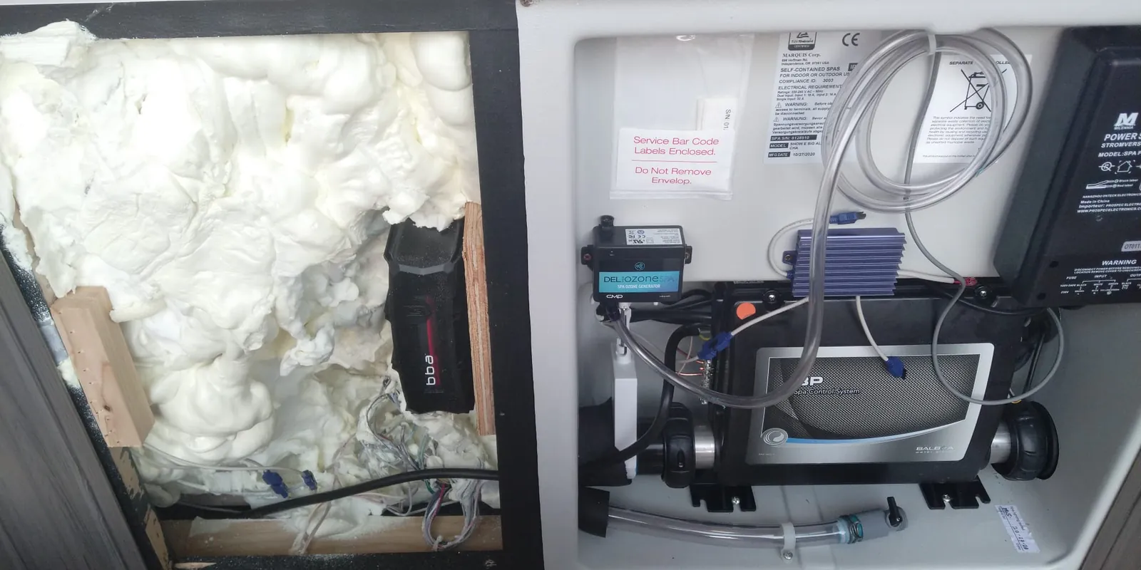 Izolační pěna a elektronika pod pláštěm vířivky Marquis