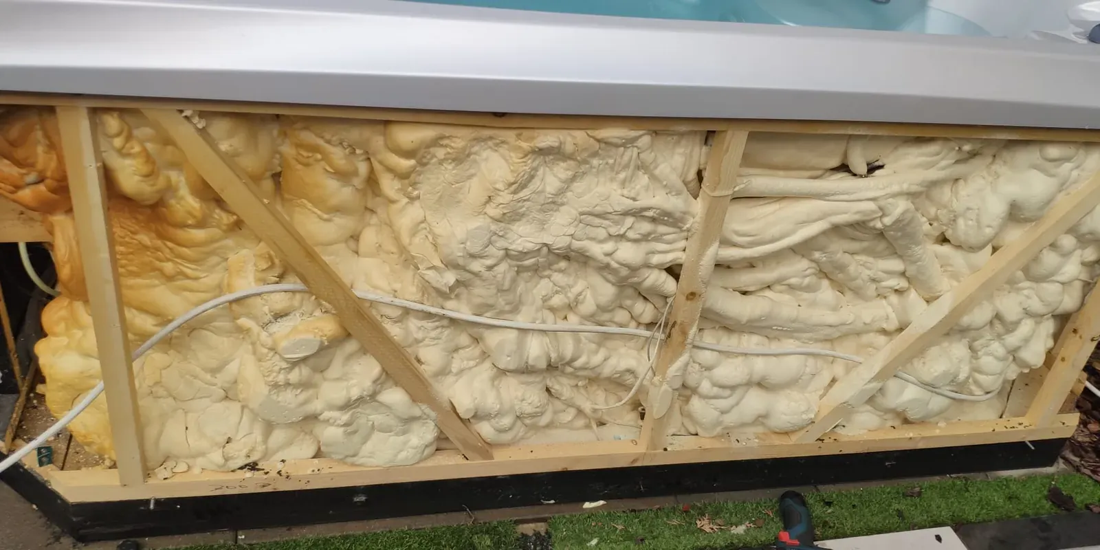 Izolační pěna a dřevěný rám pod pláštěm vířivky