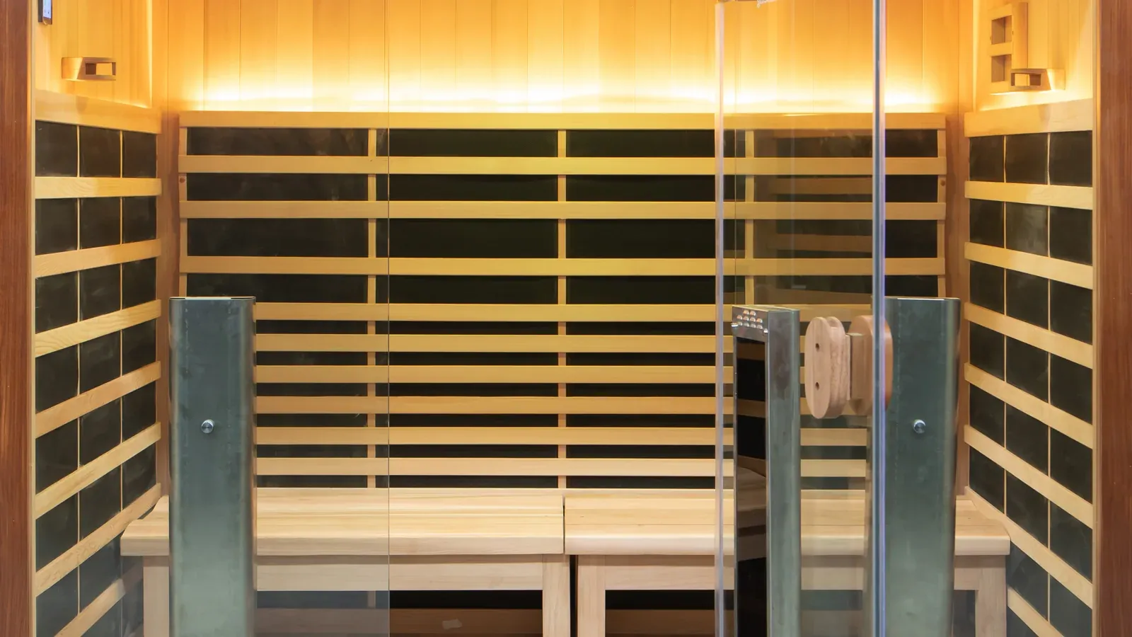 Interiér infrasauny Tanvea King Size 4 s rozsvícenými panely a lavicí