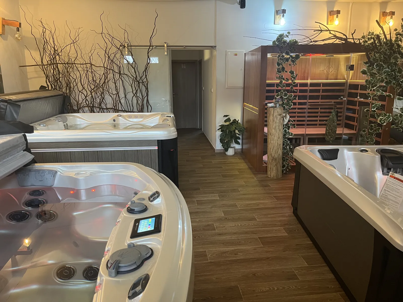 Vířivky a infrasauna uvnitř showroomu