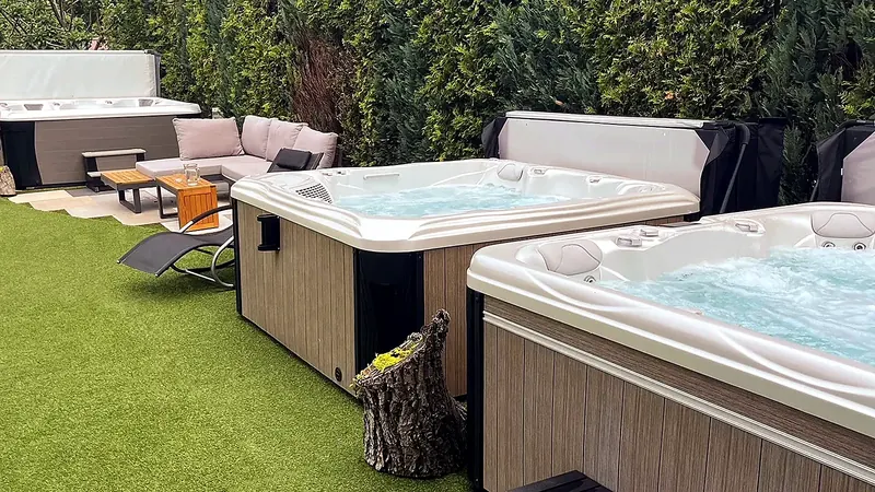 Napuštěné vířivky vedle sebe na zahradě showroomu v Troubsku