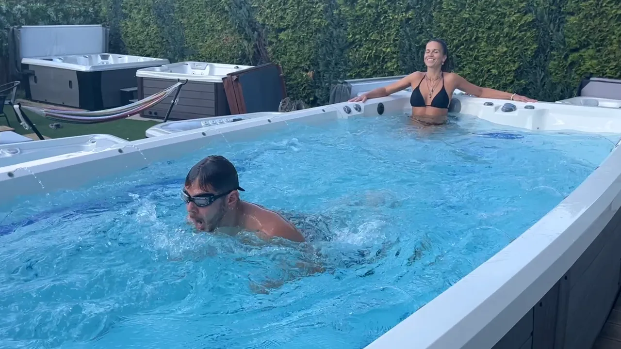 Zkoušení swim spa naostro — plavání proti proudu a relaxace v zahradní expozici Welldo